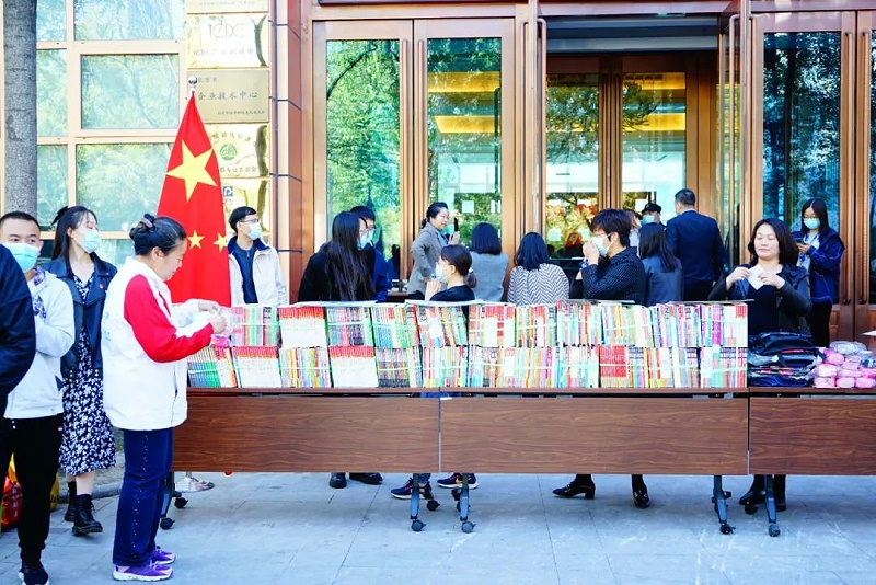“爱在蓝天下”公益捐赠活动——草莓视频在线观看网站党支部在行动