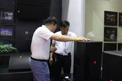 剧场草莓视频黄色在线观看灯光