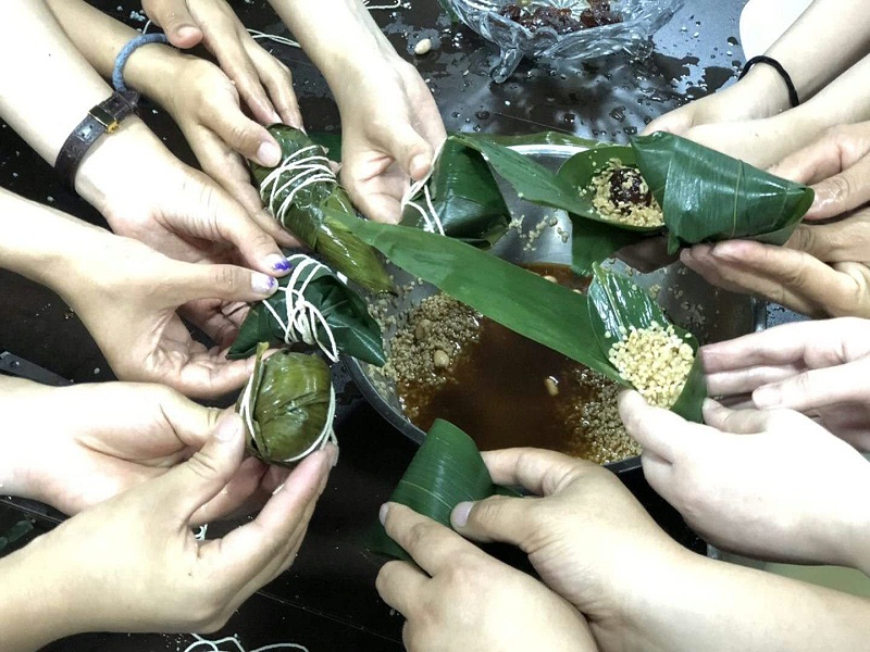 庆端午！ZOBO草莓视频在线观看网站开展“粽叶飘香 品味端午”包粽子活动