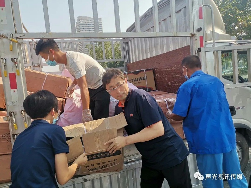 ZOBO董事长张新峰作为声光视讯行业联盟代表赴豫芒温暖灾区，传递爱心