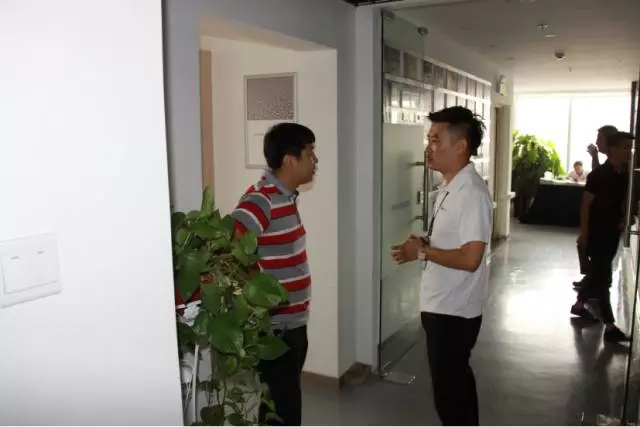 培训伙伴对草莓视频在线观看网站新品比较满意，与讲师进一步探讨
