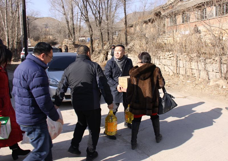 6爱照涞源，ZOBO草莓视频在线观看网站党支部寒冬送暖扶贫活动