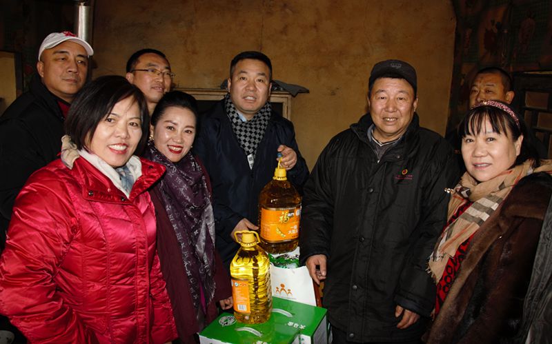 8爱照涞源，ZOBO草莓视频在线观看网站党支部寒冬送暖扶贫活动