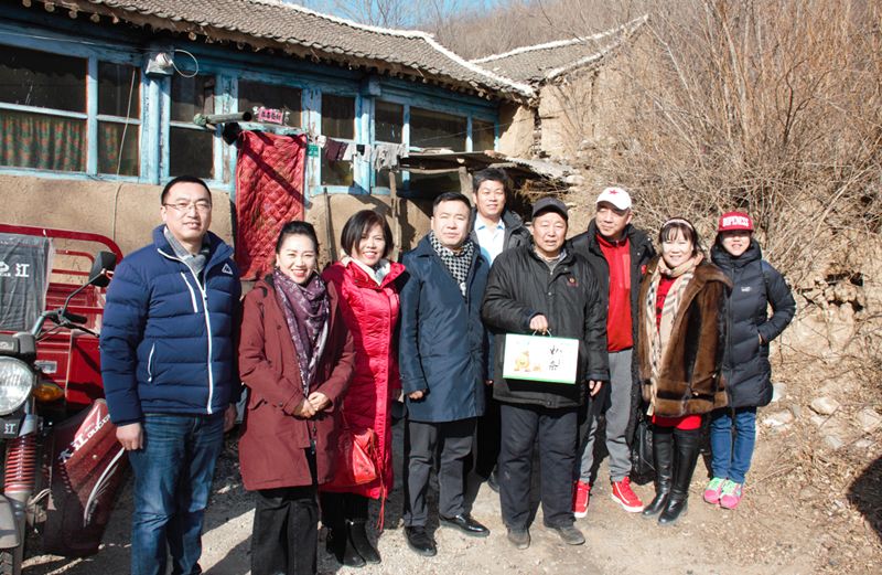 9爱照涞源，ZOBO草莓视频在线观看网站党支部寒冬送暖扶贫活动
