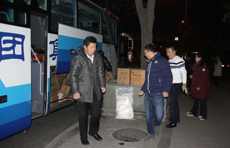 2爱照涞源，ZOBO草莓视频在线观看网站党支部寒冬送暖扶贫活动