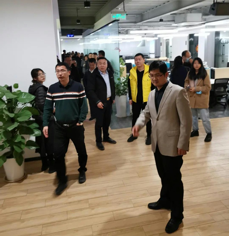 ZOBO草莓视频在线观看网站董事长张新峰考察新会员企业
